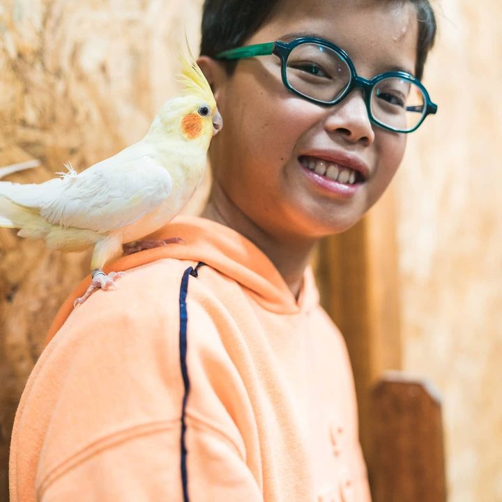 Niño sonriendo con una ninfa en el hombro en Amaita, Irún