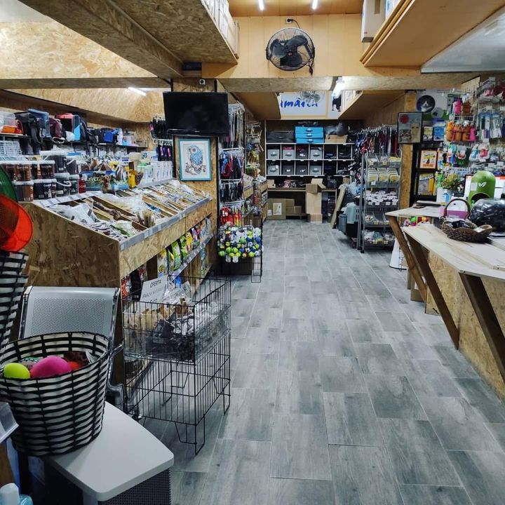 Pasillo de la tienda de mascotas Amaita en Irún con juguetes, snacks, correas y accesorios